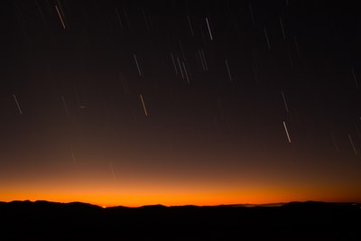 夜间山的轮廓